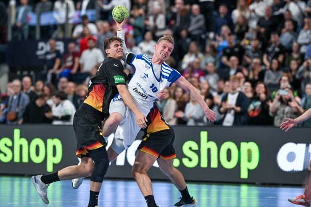 DHB - 25 26 - Deutschland - Island am 30.10.2025 in der PSD Bank Nuernberg ARENA in Nuernberg Gisli Kristjansson (Magdeburg Island) im Zweikampf gegen Lukas Zerbe (Deutschland)