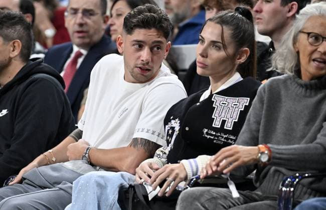 Real Madrid v Fenerbahce Beko - Turkish Airlines EuroLeague MADRID, SPAIN - OCTOBER 30: Federico Valverde (C) and his wife Mina Bonino follows the Turkish Airlines EuroLeague week 8 basketball match between Real Madrid and Fenerbahce Beko at Movistar Arena in Madrid, Spain on October 30, 2025. Burak Akbulut Anadolu Madrid Spain. Editorial use only. Please get in touch for any other usage.  Copyright: x2025xAnadoluxBurakxAkbulutx