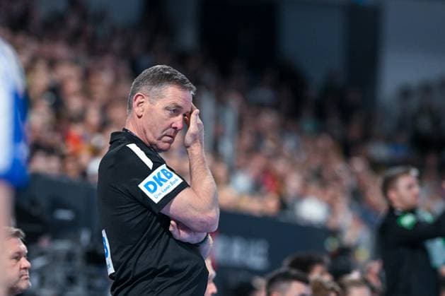 DHB - 25 26 - Deutschland - Island am 30.10.2025 in der PSD Bank Nuernberg ARENA in Nuernberg Trainer Alfred Gislason (Deutschland) nachdenklich