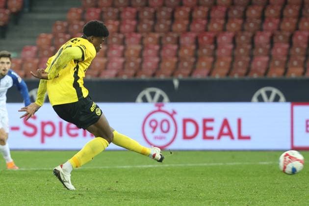 Grasshopper - Young Boys Chris Bedia (YB) trifft zum 3:3 per Elfmeter 30.10.2025 Stadion Letzigrund , SCHWEIZ, Saison 2025 2026 Herren Fussball Super League Grasshopper Club Zuerich - BSC Young Boys Bern Chris Bedia (YB) trifft zum 3:3 per Elfmeter