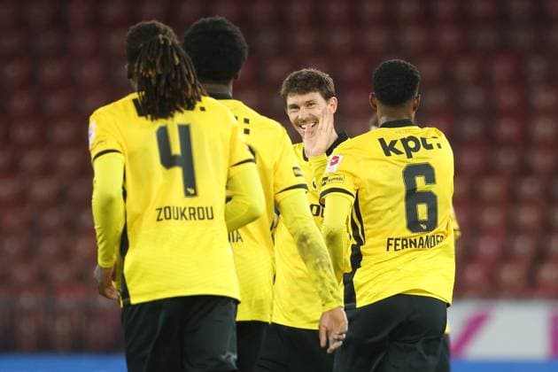 Grasshopper - Young Boys Torjubel Christian Fassnacht (YB) 30.10.2025 Stadion Letzigrund , SCHWEIZ, Saison 2025 2026 Herren Fussball Super League Grasshopper Club Zuerich - BSC Young Boys Bern Torjubel Christian Fassnacht (YB) mit Tanguy Zoukrou und Edimilson Fernandes