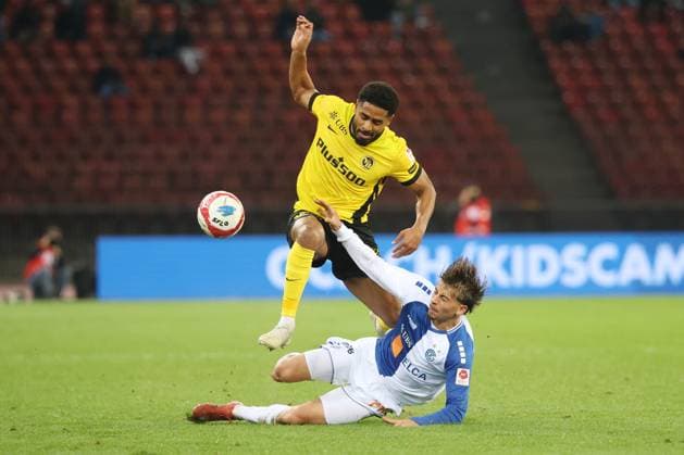 Grasshopper - Young Boys Saidy Janko gegen Simone Stroscio 30.10.2025 Stadion Letzigrund , SCHWEIZ, Saison 2025 2026 Herren Fussball Super League Grasshopper Club Zuerich - BSC Young Boys Bern Saidy Janko (li,YB) gegen Simone Stroscio (Grasshopper)
