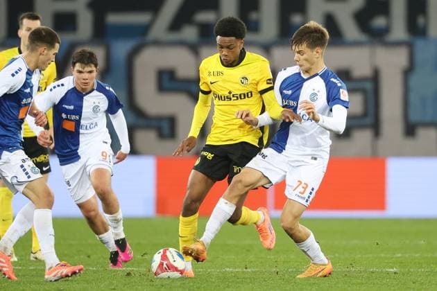 Grasshopper - Young Boys Alvyn Sanches gegen Dorian Paloschi 30.10.2025 Stadion Letzigrund , SCHWEIZ, Saison 2025 2026 Herren Fussball Super League Grasshopper Club Zuerich - BSC Young Boys Bern Alvyn Sanches (YB) gegen Dorian Paloschi (Grasshopper)