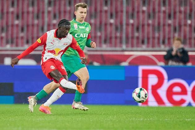 Salzburg, Österreich 30. Oktober 2025: ÖFB-Cup - 2025 2026 - RB Salzburg vs. WSG Tirol Im Bild: v.li. Moussa Yeo (RB), Valentino Müller Mueller (WSG) Red Bull Arena