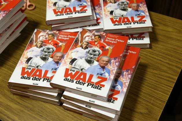 30.10.2025, xrekx, Fussball Buchvorstellung, Hans-Peter Briegel - Die Walz aus der Pfalz v.l. (DFL DFB REGULATIONS PROHIBIT ANY USE OF PHOTOGRAPHS as IMAGE SEQUENCES and or QUASI-VIDEO) Frankweiler