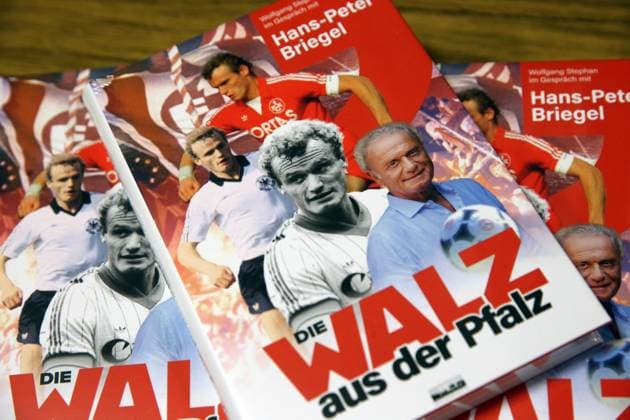 30.10.2025, xrekx, Fussball Buchvorstellung, Hans-Peter Briegel - Die Walz aus der Pfalz v.l. (DFL DFB REGULATIONS PROHIBIT ANY USE OF PHOTOGRAPHS as IMAGE SEQUENCES and or QUASI-VIDEO) Frankweiler