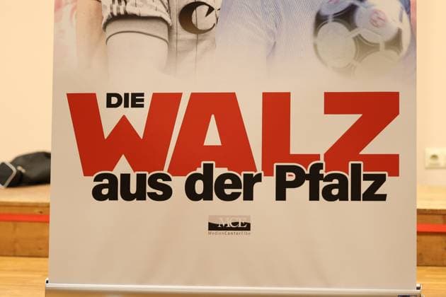 30.10.2025, xrekx, Fussball Buchvorstellung, Hans-Peter Briegel - Die Walz aus der Pfalz v.l. Hans-Peter Briegel (DFL DFB REGULATIONS PROHIBIT ANY USE OF PHOTOGRAPHS as IMAGE SEQUENCES and or QUASI-VIDEO) Frankweiler