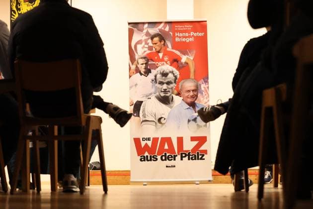 30.10.2025, xrekx, Fussball Buchvorstellung, Hans-Peter Briegel - Die Walz aus der Pfalz v.l. Hans-Peter Briegel (DFL DFB REGULATIONS PROHIBIT ANY USE OF PHOTOGRAPHS as IMAGE SEQUENCES and or QUASI-VIDEO) Frankweiler