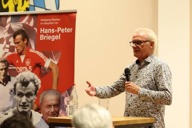 30.10.2025, xrekx, Fussball Buchvorstellung, Hans-Peter Briegel - Die Walz aus der Pfalz v.l. Hans-Peter Briegel (DFL DFB REGULATIONS PROHIBIT ANY USE OF PHOTOGRAPHS as IMAGE SEQUENCES and or QUASI-VIDEO) Frankweiler