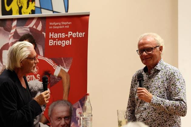 30.10.2025, xrekx, Fussball Buchvorstellung, Hans-Peter Briegel - Die Walz aus der Pfalz v.l. Wolfgang Stephan Autor Hans-Peter Briegel (DFL DFB REGULATIONS PROHIBIT ANY USE OF PHOTOGRAPHS as IMAGE SEQUENCES and or QUASI-VIDEO) Frankweiler