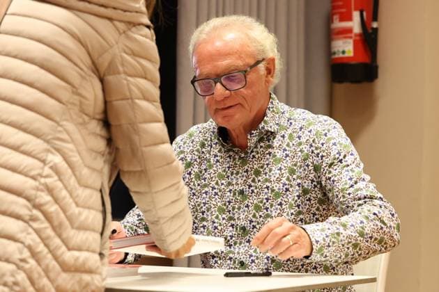 30.10.2025, xrekx, Fussball Buchvorstellung, Hans-Peter Briegel - Die Walz aus der Pfalz v.l. Hans-Peter Briegel Autogramme, Buch signieren, Widmung (DFL DFB REGULATIONS PROHIBIT ANY USE OF PHOTOGRAPHS as IMAGE SEQUENCES and or QUASI-VIDEO) Frankweiler