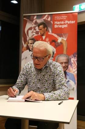 30.10.2025, xrekx, Fussball Buchvorstellung, Hans-Peter Briegel - Die Walz aus der Pfalz v.l. Hans-Peter Briegel Autogramme, Buch signieren, Widmung (DFL DFB REGULATIONS PROHIBIT ANY USE OF PHOTOGRAPHS as IMAGE SEQUENCES and or QUASI-VIDEO) Frankweiler
