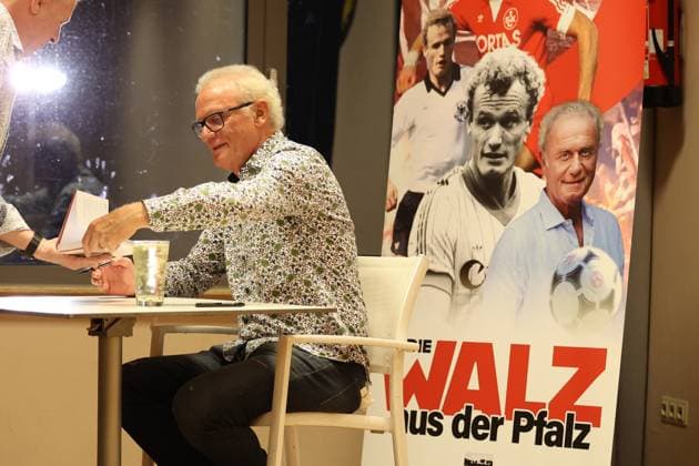 30.10.2025, xrekx, Fussball Buchvorstellung, Hans-Peter Briegel - Die Walz aus der Pfalz v.l. Hans-Peter Briegel Autogramme, Buch signieren, Widmung (DFL DFB REGULATIONS PROHIBIT ANY USE OF PHOTOGRAPHS as IMAGE SEQUENCES and or QUASI-VIDEO) Frankweiler