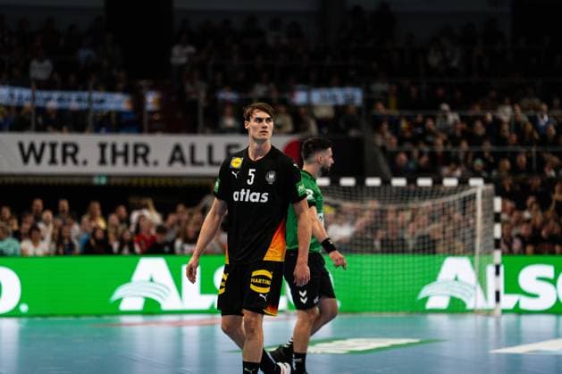 Miro Schluroff (5; Deutschland) steht konzentriert auf dem Spielfeld Miro Schluroff (5; Deutschland) auf dem Spielfeld