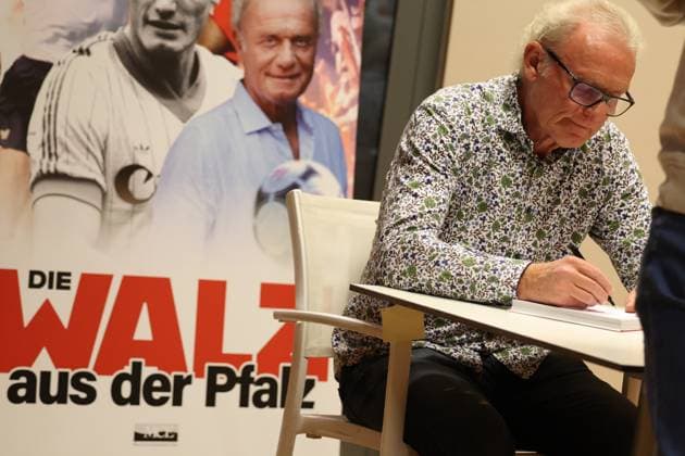 30.10.2025, xrekx, Fussball Buchvorstellung, Hans-Peter Briegel - Die Walz aus der Pfalz v.l. Hans-Peter Briegel Autogramme, Buch signieren, Widmung (DFL DFB REGULATIONS PROHIBIT ANY USE OF PHOTOGRAPHS as IMAGE SEQUENCES and or QUASI-VIDEO) Frankweiler *** 30 10 2025, xrekx, football book presentation, Hans Peter Briegel Die Walz aus der Pfalz v l Hans Peter Briegel autographs, book signing, dedication DFL DFB REGULATIONS PROHIBIT ANY USE OF PHOTOGRAPHS as IMAGE SEQUENCES and or QUASI VIDEO Frankweiler