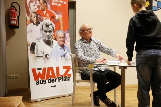 30.10.2025, xrekx, Fussball Buchvorstellung, Hans-Peter Briegel - Die Walz aus der Pfalz v.l. Hans-Peter Briegel Autogramme, Buch signieren, Widmung (DFL DFB REGULATIONS PROHIBIT ANY USE OF PHOTOGRAPHS as IMAGE SEQUENCES and or QUASI-VIDEO) Frankweiler