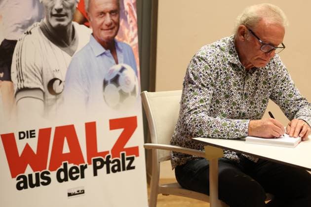 30.10.2025, xrekx, Fussball Buchvorstellung, Hans-Peter Briegel - Die Walz aus der Pfalz v.l. Hans-Peter Briegel Autogramme, Buch signieren, Widmung (DFL DFB REGULATIONS PROHIBIT ANY USE OF PHOTOGRAPHS as IMAGE SEQUENCES and or QUASI-VIDEO) Frankweiler