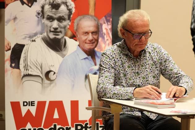 30.10.2025, xrekx, Fussball Buchvorstellung, Hans-Peter Briegel - Die Walz aus der Pfalz v.l. Hans-Peter Briegel Autogramme, Buch signieren, Widmung (DFL DFB REGULATIONS PROHIBIT ANY USE OF PHOTOGRAPHS as IMAGE SEQUENCES and or QUASI-VIDEO) Frankweiler