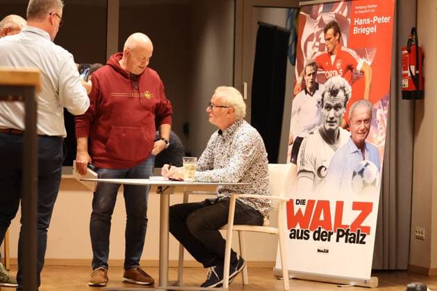30.10.2025, xrekx, Fussball Buchvorstellung, Hans-Peter Briegel - Die Walz aus der Pfalz v.l. Hans-Peter Briegel Autogramme, Buch signieren, Widmung (DFL DFB REGULATIONS PROHIBIT ANY USE OF PHOTOGRAPHS as IMAGE SEQUENCES and or QUASI-VIDEO) Frankweiler