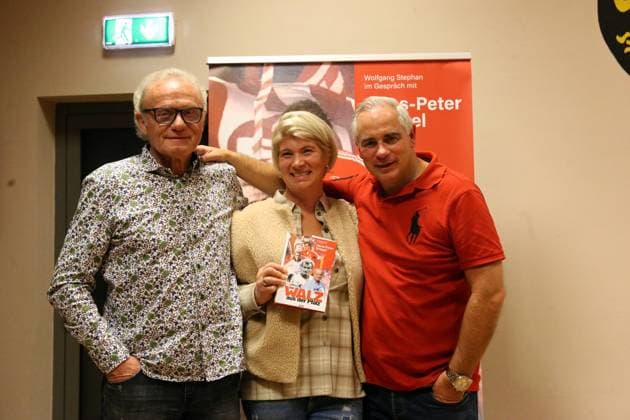30.10.2025, xrekx, Fussball Buchvorstellung, Hans-Peter Briegel - Die Walz aus der Pfalz v.l. Hans-Peter Briegel, Tina Pfaffmann, Heiko Kaiser Geschäftsführer Weinhaus Tina Pfaffmann (DFL DFB REGULATIONS PROHIBIT ANY USE OF PHOTOGRAPHS as IMAGE SEQUENCES and or QUASI-VIDEO) Frankweiler
