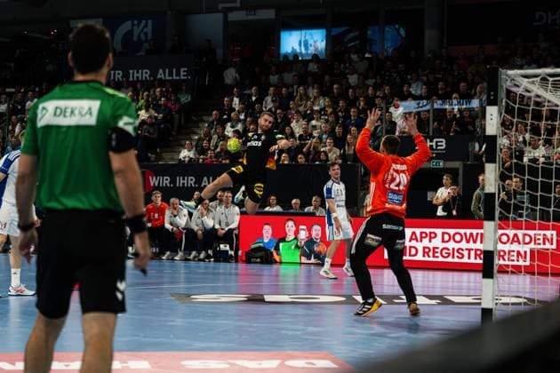 Lukas Mertens (36; Deutschland) wirft aufs Tor, während Odinn Thor Rikhardsson (2; Island) und Viktor Gisli Hallgrimsson (16; Island) verteidigen Lukas Mertens (36; Deutschland) wirft aufs Tor