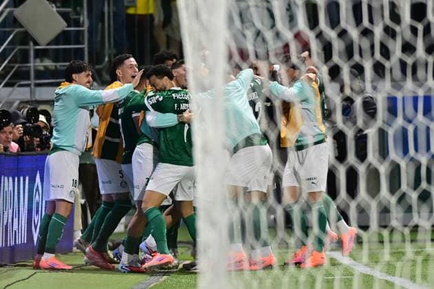 ALLIANZ PARQUE Sao Paulo (SP), 10 30 2025 - COPA LIBERTADORES DE AMERICA PALMEIRAS X LDU (EQU) - Goal by Palmeiras player Raphael Veiga, during the match between PALMEIRAS X LDU (EQU), valid for the second leg of the Copa Libertadores de America semi-final, held at Allianz Parque, on the evening of Thursday, October 30 (Photo: Eduardo Carmim Photo Premium SPP) 30930 (Eduardo Carmim, Eduardo Carmim SPP) Copyright: xEduardoxCarmim,xEduardoxCarmimx xSPPx spp-en-EdCaEdCa-libertadores_palmeiras_ldu_equ_319824