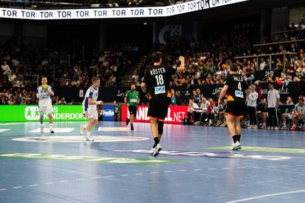 Julian Köster (18; Deutschland) mit Ball, während Johannes Golla (4; Deutschland) und Gisli Thorgeir Kristjansson (10; Island) verteidigen Julian Köster (18; Deutschland) mit Ball in Aktion