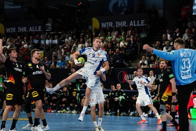 Elliott Snaer Vidarsson (18; Island) mit Ball im Sprung, während Miro Schluroff (5; Deutschland), Johannes Golla (4; Deutschland) und Marko Grgi? (71; Deutschland) verteidigen, David Späth (1; Deutschland) hält Torwartposition, Haukur Thrastarson (25; Island) unterstützt im Rückraum Elliott Snaer Vidarsson (18; Island) im Sprungwurf gegen Miro Schluroff (5; Deutschland) und Johannes Golla (4; Deutschland)