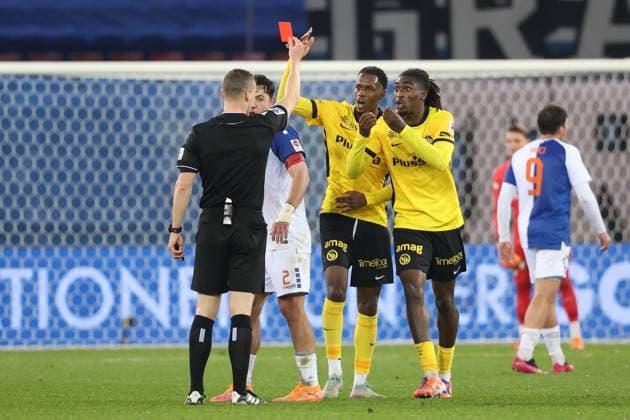Grasshopper - Young Boys Luca Gianforte - Tanguy Zoukrou 30.10.2025 Stadion Letzigrund , SCHWEIZ, Saison 2025 2026 Herren Fussball Super League Grasshopper Club Zuerich - BSC Young Boys Bern Schiedsrichter Luca Gianforte zeigt Tanguy Zokrou (re,YB) die Rote Karte