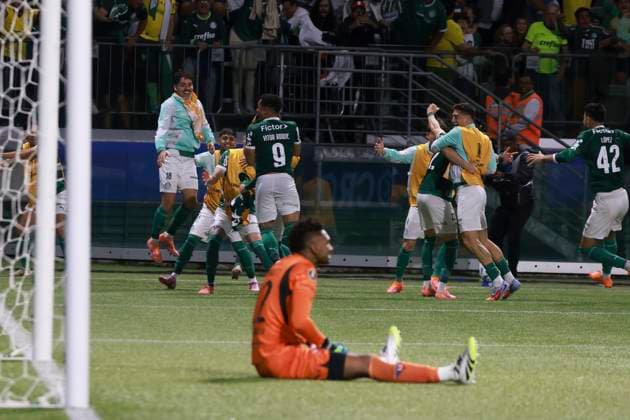 match between Palmeiras and LDU Quito for the Conmebol Libertadores Sao Paulo (SP), 10 30 2025 - Libertadores Palmeiras vs LDU Quito Raphael Veiga scores his second goal and celebrates in the match. Palmeiras wins 4-0 and qualifies for the final against Flamengo. The match between Palmeiras and LDU Quito, for the second leg of the Conmebol Libertadores semi-final, took place on Thursday night, October 30, 2025, at Allianz Parque, in Sao Paulo-SP. (Foto: Leco Viana Thenews2 imago images) SPO  Copyright: xLecoxVianax