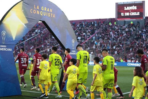 Futbol, Lanus vs Universidad de Chile. Copa Sudamericana 2025. Jugadores de Universidad de Chile entran al campo antes del partido de vuelta de la semifinal de Copa Sudamericana contra Lanus, disputado en el Estadio Ciudad de Lanus en Lanus, Argentina. 30 10 2025 Javier Vergara Photosport Football, Lanus vs Universidad de Chile. 2025 Copa Sudamericana Championship. Universidad de Chile™s players enter the field prior to a Copa Sudamericana Championship semifinal, second leg, match against Lanus, at the Estadio Ciudad de Lanus in Lanus, Argentina. 30 10 2025 Javier Vergara Photosport Lanus vs Universidad de Chile, Copa Sudamericana 2025 