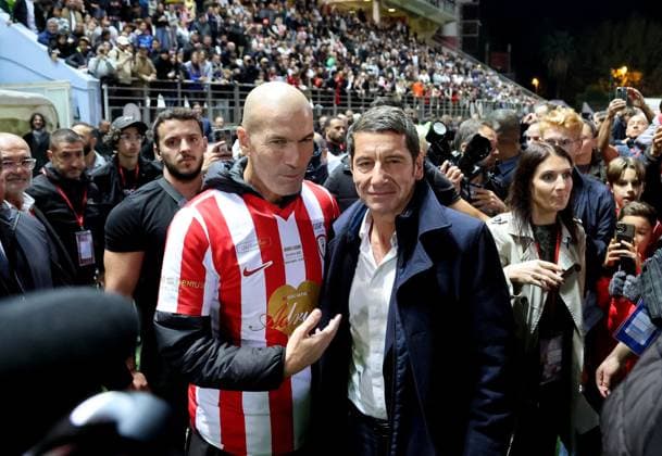 Zinedine Zidane et David Lisnard, Maire de Cannes durant la première édition du « match des légendes » opposant l équipe des Légendes, les anciens de Cannes, à l équipe des Etoiles avec pour capitaine Didier Deschamps, au stade Pierre de Coubertin à Cannes, le 30 octobre 2025. Les Légendes cannoises, coachées par Luis Fernandez et supportées par Zinedine Zidane qui portait les couleurs cannoises, mais qui n a pas joué, ont remporté le match 3 à 2. Tous les bénéfices de la soirée seront reversés aux associations les Etoiles de l Espoir, à l association Adrien et à l association Clin d Oeil, qui oeuvrent pour les plus démunis et la jeunesse. Dominique Jacovides Bruno Bebert Bestimage First edition of the ‘match of legends’ between the Legends team, former Cannes players, and the Stars team captained by D. Deschamps, at the Pierre-de-Coubertin stadium in Cannes on october 30th 2025 Cannes France  Copyright: xDominiquexJacovidesx-xBrunoxBebertx xBestimagexDominiquexJacovidesx-xBrunoxBebertx xBestimagex