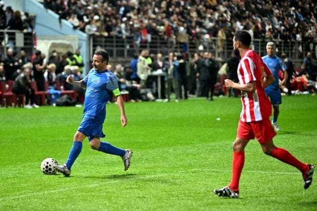 Ludovic Giuly durant la première édition du « match des légendes » opposant l équipe des Légendes, les anciens de Cannes, à l équipe des Etoiles avec pour capitaine Didier Deschamps, au stade Pierre de Coubertin à Cannes, le 30 octobre 2025. Les Légendes cannoises, coachées par Luis Fernandez et supportées par Zinedine Zidane qui portait les couleurs cannoises, mais qui n a pas joué, ont remporté le match 3 à 2. Tous les bénéfices de la soirée seront reversés aux associations les Etoiles de l Espoir, à l association Adrien et à l association Clin d Oeil, qui oeuvrent pour les plus démunis et la jeunesse. Bruno Bebert Dominique Jacovides Bestimage First edition of the ‘match of legends’ between the Legends team, former Cannes players, and the Stars team captained by D. Deschamps, at the Pierre-de-Coubertin stadium in Cannes on october 30th 2025 Cannes France Copyright: xDominiquexJacovidesx-xBrunoxBebertx xBestimagexDominiquexJacovidesx-xBrunoxBebertx xBestimagex