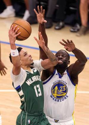 (251031) -- MILWAUKEE, Oct. 31, 2025 -- Milwaukee Bucks Ryan Rollins (L) vies against Golden State Warriors Draymond Green during the 2025-2026 NBA, Basketball Herren, USA regular season game between Milwaukee Bucks and Golden State Warriors in Milwaukee, the United States, on Oct. 30, 2025. (Photo by Xinhua) (SP)U.S.-MILWAUKEE-BASKETBALL-NBA-BUCKS VS WARRIORS JoelxLerner 