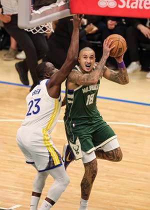 (251031) -- MILWAUKEE, Oct. 31, 2025 -- Milwaukee Bucks Kyle Kuzma (R) drives to the basket during the 2025-2026 NBA, Basketball Herren, USA regular season game between Milwaukee Bucks and Golden State Warriors in Milwaukee, the United States, on Oct. 30, 2025. (Photo by Xinhua) (SP)U.S.-MILWAUKEE-BASKETBALL-NBA-BUCKS VS WARRIORS JoelxLerner 
