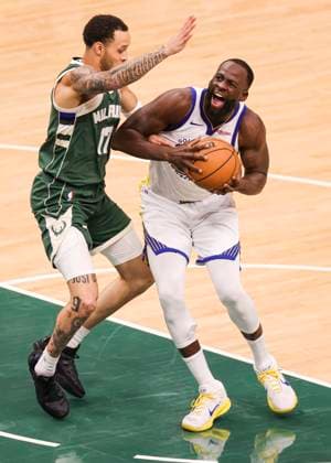 (251031) -- MILWAUKEE, Oct. 31, 2025 -- Golden State Warriors Draymond Green (R) drives to the basket during the 2025-2026 NBA, Basketball Herren, USA regular season game between Milwaukee Bucks and Golden State Warriors in Milwaukee, the United States, on Oct. 30, 2025. (Photo by Xinhua) (SP)U.S.-MILWAUKEE-BASKETBALL-NBA-BUCKS VS WARRIORS JoelxLerner 