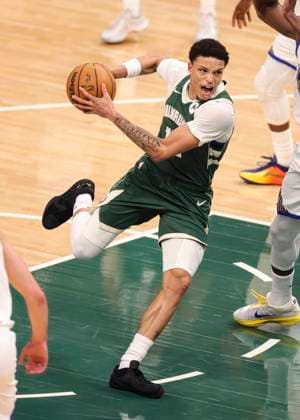 (251031) -- MILWAUKEE, Oct. 31, 2025 -- Milwaukee Bucks Ryan Rollins drives to the basket during the 2025-2026 NBA, Basketball Herren, USA regular season game between Milwaukee Bucks and Golden State Warriors in Milwaukee, the United States, on Oct. 30, 2025. (Photo by Xinhua) (SP)U.S.-MILWAUKEE-BASKETBALL-NBA-BUCKS VS WARRIORS JoelxLerner 