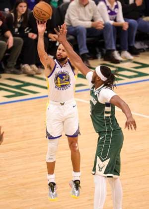 (251031) -- MILWAUKEE, Oct. 31, 2025 -- Golden State Warriors Stephen Curry (L) shoots the ball during the 2025-2026 NBA, Basketball Herren, USA regular season game between Milwaukee Bucks and Golden State Warriors in Milwaukee, the United States, on Oct. 30, 2025. (Photo by Xinhua) (SP)U.S.-MILWAUKEE-BASKETBALL-NBA-BUCKS VS WARRIORS JoelxLerner 
