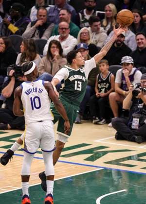 (251031) -- MILWAUKEE, Oct. 31, 2025 -- Milwaukee Bucks Ryan Rollins (R) goes to the basket during the 2025-2026 NBA, Basketball Herren, USA regular season game between Milwaukee Bucks and Golden State Warriors in Milwaukee, the United States, on Oct. 30, 2025. (Photo by Xinhua) (SP)U.S.-MILWAUKEE-BASKETBALL-NBA-BUCKS VS WARRIORS JoelxLerner 