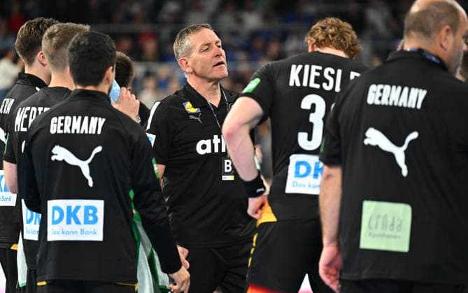 30.10.2025 - Handball - Länderspiel : Deutschland gg Island - - xwoxzix - Alfred Gislason ( Trainer Deutschland ) spricht zu Mannschaft Team bei Auszeit