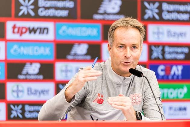 press conference, PK, Pressekonferenz Bayer 04 Leverkusen, 31.10.2025 LEVERKUSEN, GERMANY - OCTOBER 31: Kasper Hjulmand (Head coach Bayer 04 Leverkusen) gestures during the pre game press conference before the Bundesliga match between Bayer 04 Leverkusen and FC Bayern Muenchen at BayArena on October 31, 2025 in Leverkusen, Germany. DFL REGULATIONS PROHIBIT ANY USE OF PHOTOGRAPHS AS IMAGE SEQUENCES AND OR QUASI-VIDEO. Copyright: xBEAUTIFULxSPORTS Wunderlx