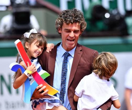 French Open 2017 Men s final - Stan Wawrinka vs Rafael Nadal PARIS, FRANCE - JUNE 11: Brazilian former World No. 1 tennis player Gustavo Kuerten holds two children during the Men s Final match between Stan Wawrinka of Switzerland and Rafael Nadal of Spain at the Roland Garros stadium in Paris, France on June 11, 2017. Ile-de-France France. Editorial use only. Please get in touch for any other usage.  Copyright: x2025xAnadoluxMustafaxYalcÄ±nx