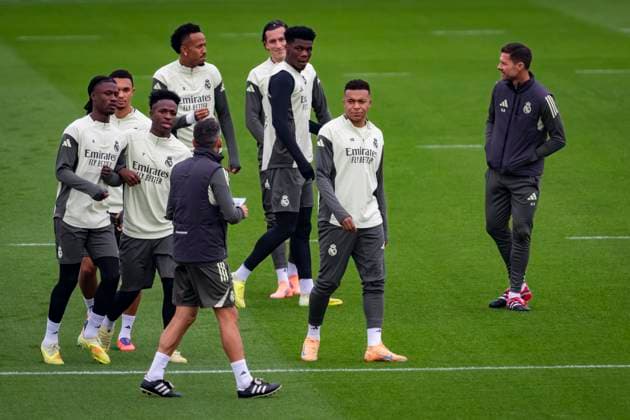 Real Madrid Training Session Players of Real Madrid (from L to R) Eduardo Camavinga, Vinicius Junior, Trent Alexander-Arnold, Eder Militao, Aurelien Tchouameni, Kylian Mbappe are seen training with Xabi Alonso, head coach of Real Madrid, during the Training Session ahead of their LaLiga EA Sports match against Valencia CF at Ciudad Real Madrid on October 31, 2025 in Madrid, Spain. Valdebebas Ciudad Real Madrid Madrid Spain Copyright: xAlbertoxGardinx AGardin_20251031_Foot_Liga_ReaMad_PC_0142