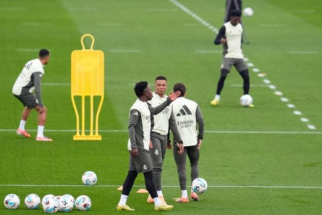 October 31, 2025, Valdebebas, Madrid, Spain: Kylian Mbappe and Vinicius Juniorduring the training day of Real Madrid ahead the Spanish League, LaLiga EA Sports, football match against Valencia CF at Ciudad Deportiva Real Madrid on October 31, 2025, in Valdebebas, Madrid, Spain. Valdebebas Spain - ZUMAa181 20251031_zaa_a181_024 Copyright: xDennisxAgyemanx