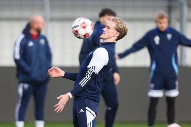 31.10.2025, Fussball, Herren, Regionalliga Nord, Training, BSV Kickers Emden Theo Schröder (blau 19 BSV Kickers Emden) Emden Ostfriesland-Stadion Niedersachsen Deutschland