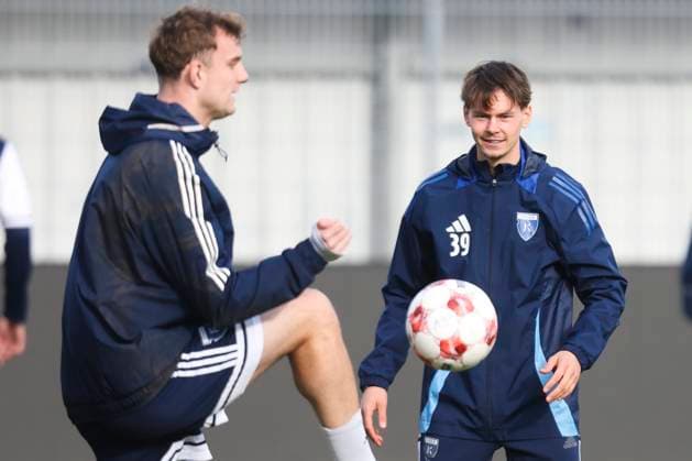31.10.2025, Fussball, Herren, Regionalliga Nord, Training, BSV Kickers Emden Nick Stepantsev (blau 39 BSV Kickers Emden) mit Felix Göttlicher (blau 2 BSV Kickers Emden) Emden Ostfriesland-Stadion Niedersachsen Deutschland