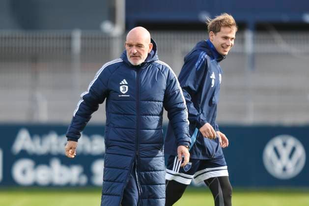 31.10.2025, Fussball, Herren, Regionalliga Nord, Training, BSV Kickers Emden Trainer Stefan Emmerling (BSV Kickers Emden) und David Schiller (blau 9 BSV Kickers Emden) Emden Ostfriesland-Stadion Niedersachsen Deutschland