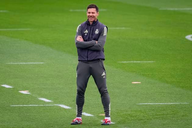 Real Madrid Training Session Xabi Alonso, head coach of Real Madrid, is seen during the Training Session ahead of their LaLiga EA Sports match against Valencia CF at Ciudad Real Madrid on October 31, 2025 in Madrid, Spain. Valdebebas Ciudad Real Madrid Madrid Spain Copyright: xAlbertoxGardinx AGardin_20251031_Foot_Liga_ReaMad_PC_0248
