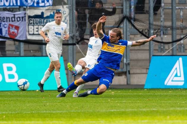 Jena , 311025, Fussball Regionalliga , FC Carl-Zeiss Jena gegen FC Magdeburg II im Bild: Nils Butzen (Jena) gegen Elisio Widmann (Magdeburg)
