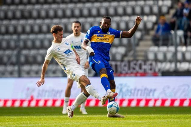 Jena , 311025, Fussball Regionalliga , FC Carl-Zeiss Jena gegen FC Magdeburg II im Bild: Manasse Eshele (Jena) gegen Julius Pfennig (Magdeburg)